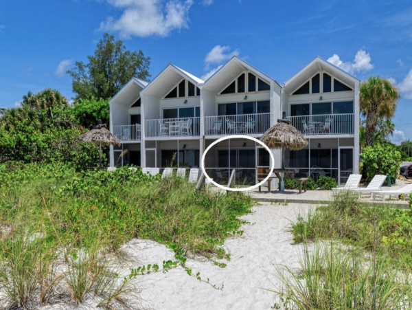 On Beach One Bedroom Condo with Communal Pool in Holmes Beach